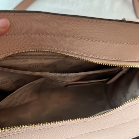 Michael kors cross body like brand new - Picture 4 of 16